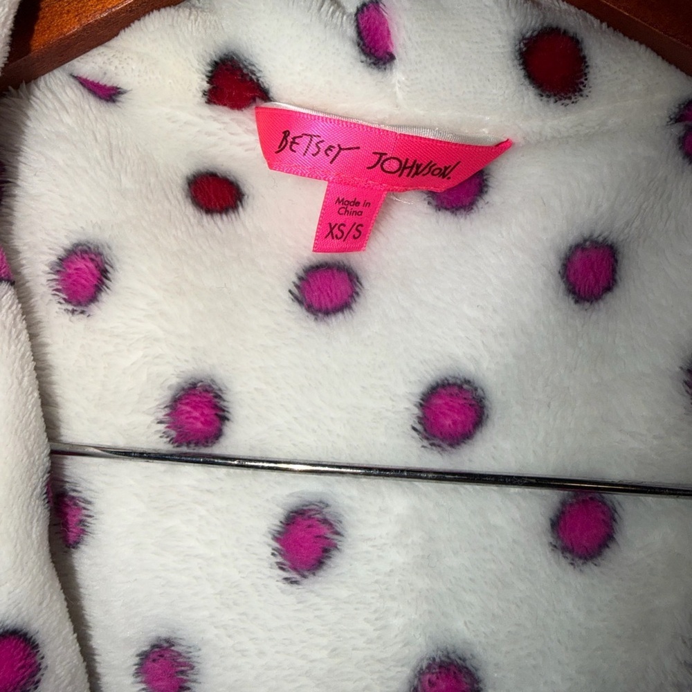 ⚡️BETSEY JOHNSON White Plush Robe with Pink Polka Dots and LOVE Pockets - Hooded - Picture 3 of 5